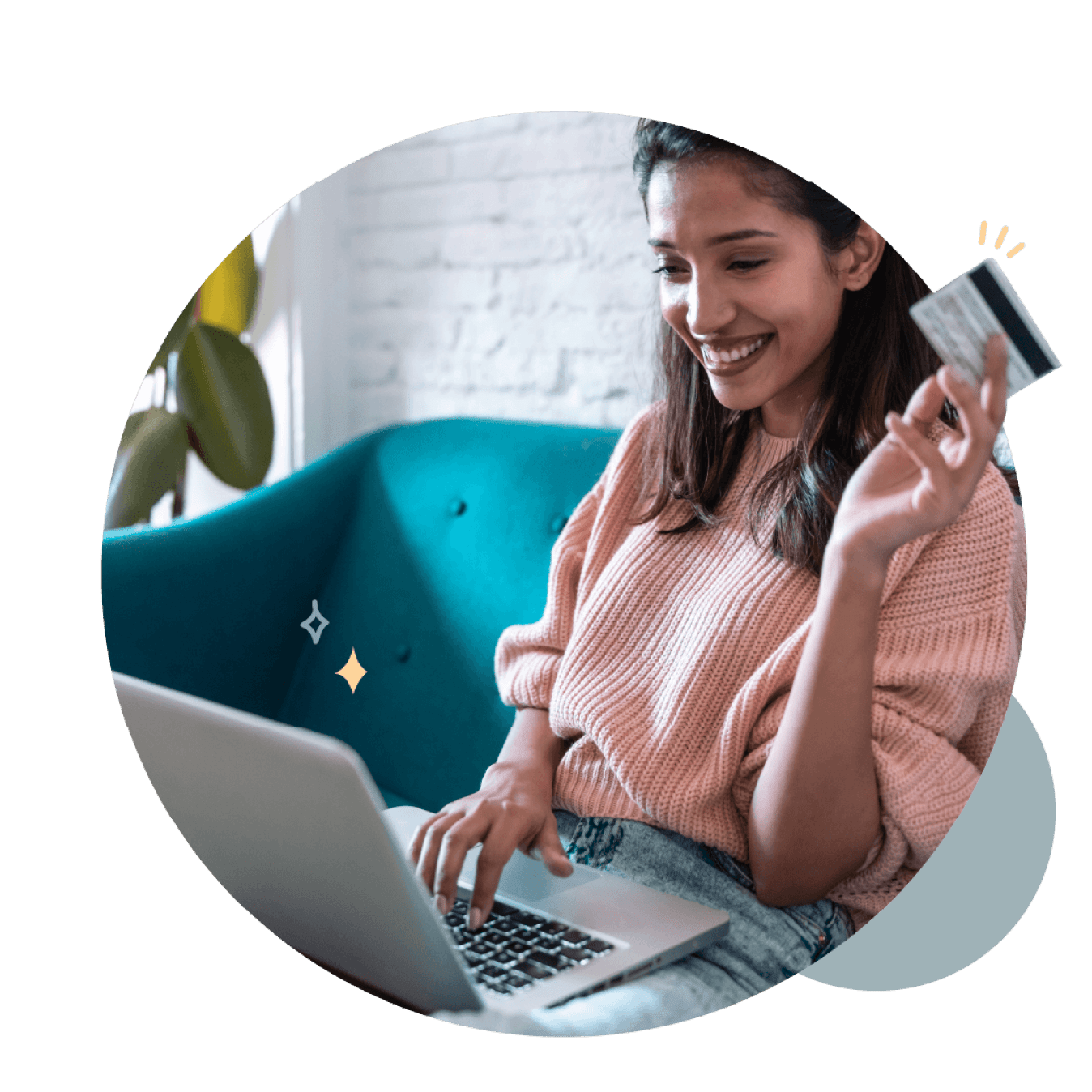 Une femme souriante navigue sur son ordinateur portable en tenant sa carte bancaire